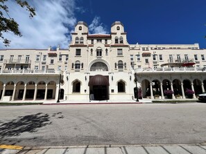 Exterior - The Green Room - Poolside at PB Island Historic Landmark, 24/7 Desk, Gated Beach (Palm Beach)