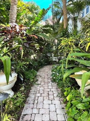 Property grounds - The Green Room - Poolside at PB Island Historic Landmark, 24/7 Desk, Gated Beach (Palm Beach)