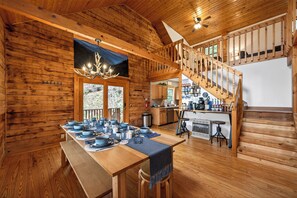 Dining - Tranquil Cozy Mountain Hideaway with Hot Tub and Fire Pit, fast wifi (Bryson City)