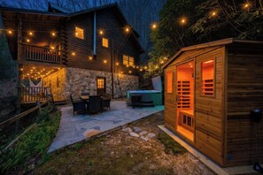 Outdoor dining - Tranquil Cozy Mountain Hideaway with Hot Tub and Fire Pit, fast wifi (Bryson City)