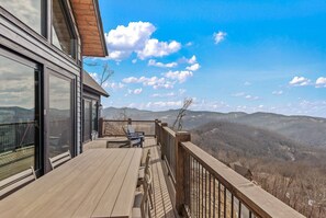 Outdoor dining - Skyrise at Eagles Nest - Layered mountain views, luxury home (Banner Elk)