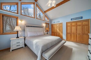5 bedrooms, desk, iron/ironing board, free WiFi - Mountain Sunrise - Great Views, Hot Tub, and Game Tables on Sugar Mtn. (Banner Elk)
