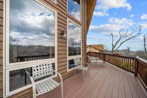 Terrace/patio - Mountain Sunrise - Great Views, Hot Tub, and Game Tables on Sugar Mtn. (Banner Elk)