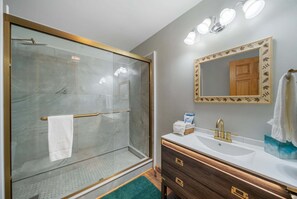 Shower, jetted bath, hair dryer, towels - Mountain Sunrise - Great Views, Hot Tub, and Game Tables on Sugar Mtn. (Banner Elk)