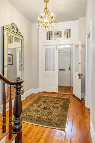 Gilded Age Getaway: Sleeps 6, free garage parking