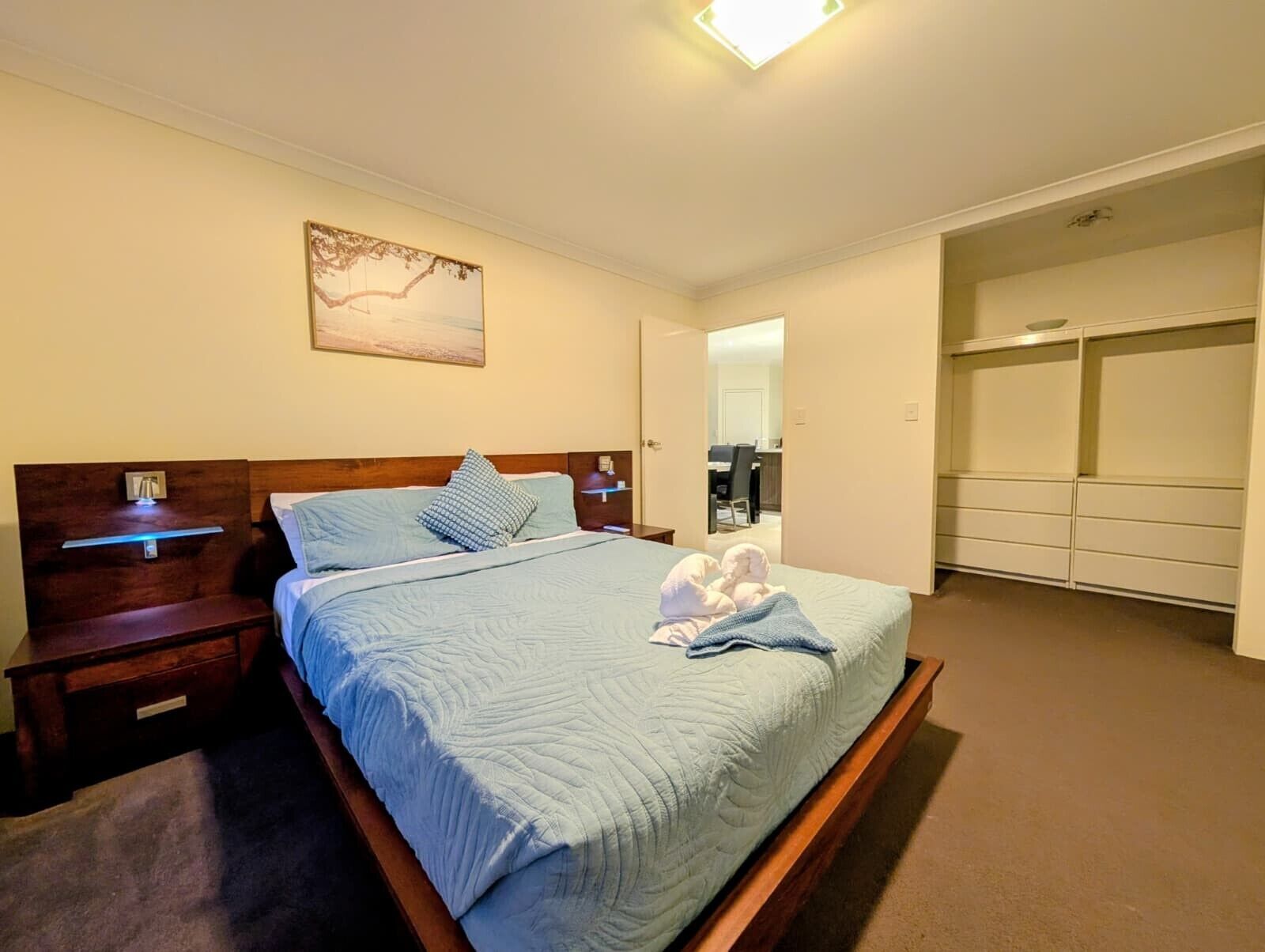 Silitysrauta/-lauta, Wi-Fi, vuodevaatteet