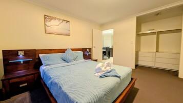 Silitysrauta/-lauta, Wi-Fi, vuodevaatteet