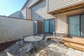 Outdoor dining - Uptown OC 2 Bedroom | Pool, Sauna & Pickleball (Ocean City)