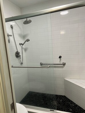 Shower, hair dryer, towels, soap - Charming house available during Master's week in Augusta, GA! (Augusta)