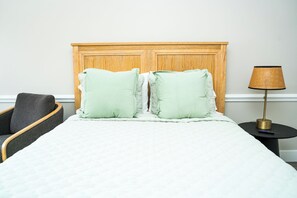 1 bedroom, iron/ironing board, WiFi, bed sheets - Cozy Studio Apartment with Free Wine in Lovely Charlotte (Charlotte)