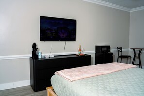 1 bedroom, iron/ironing board, WiFi, bed sheets - Cozy Studio Apartment with Free Wine in Lovely Charlotte (Charlotte)