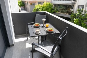 Outdoor dining - Iris One: Near Acropolis - New, Luxurious & Cozy (Athina)