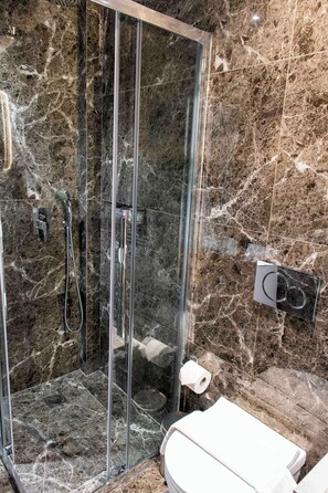 Shower, hair dryer, towels, soap - Iris One: Near Acropolis - New, Luxurious & Cozy (Athina)