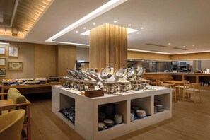 Café da manhã feito na hora grátis todos os dias