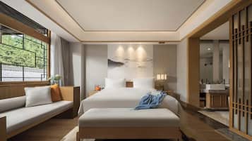 غرفة مزدوجة فاخرة - منظر للتل | أغطية فراش متميزة وألحفة محشوة بالريش وميني بار وخزنة داخل الغرفة