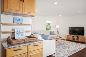 Smart TV, books - Private Oceanfront Oasis 4-bedroom house in Brooklin perfect for your getaway (Brooklin)