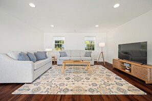 Smart TV, books - Private Oceanfront Oasis 4-bedroom house in Brooklin perfect for your getaway (Brooklin)