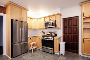 Frigorífico, microondas, horno y placa de cocina