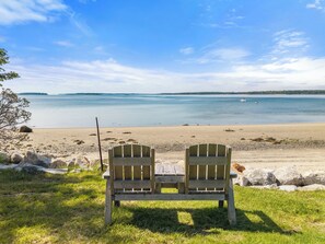 Beach nearby, sun-loungers, beach towels - Private Oceanfront Oasis 4-bedroom house in Brooklin perfect for your getaway (Brooklin)