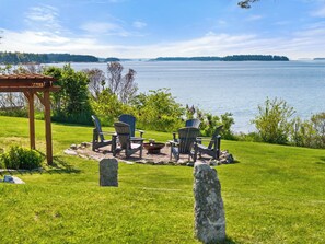 Property grounds - Private Oceanfront Oasis 4-bedroom house in Brooklin perfect for your getaway (Brooklin)