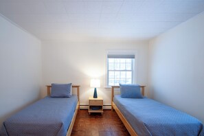 Escritorio, tabla de planchar con plancha, cuna de viaje y wifi gratis