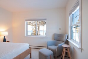 Desk, iron/ironing board, travel cot, free WiFi - Private Oceanfront Oasis 4-bedroom house in Brooklin perfect for your getaway (Brooklin)