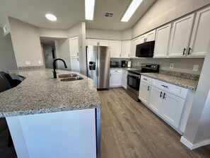 Fridge, microwave, oven, stovetop - Ahwatukee Gem: Pool ,Hot Tub, Mini-Golf, Bocce (Phoenix)