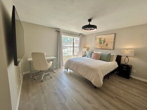 Desk, free WiFi, bed sheets - Ahwatukee Gem: Pool ,Hot Tub, Mini-Golf, Bocce (Phoenix)