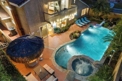 2500 sqft 4-Bedroom House w/ Pool, Hot Tub, King Bed, Garage