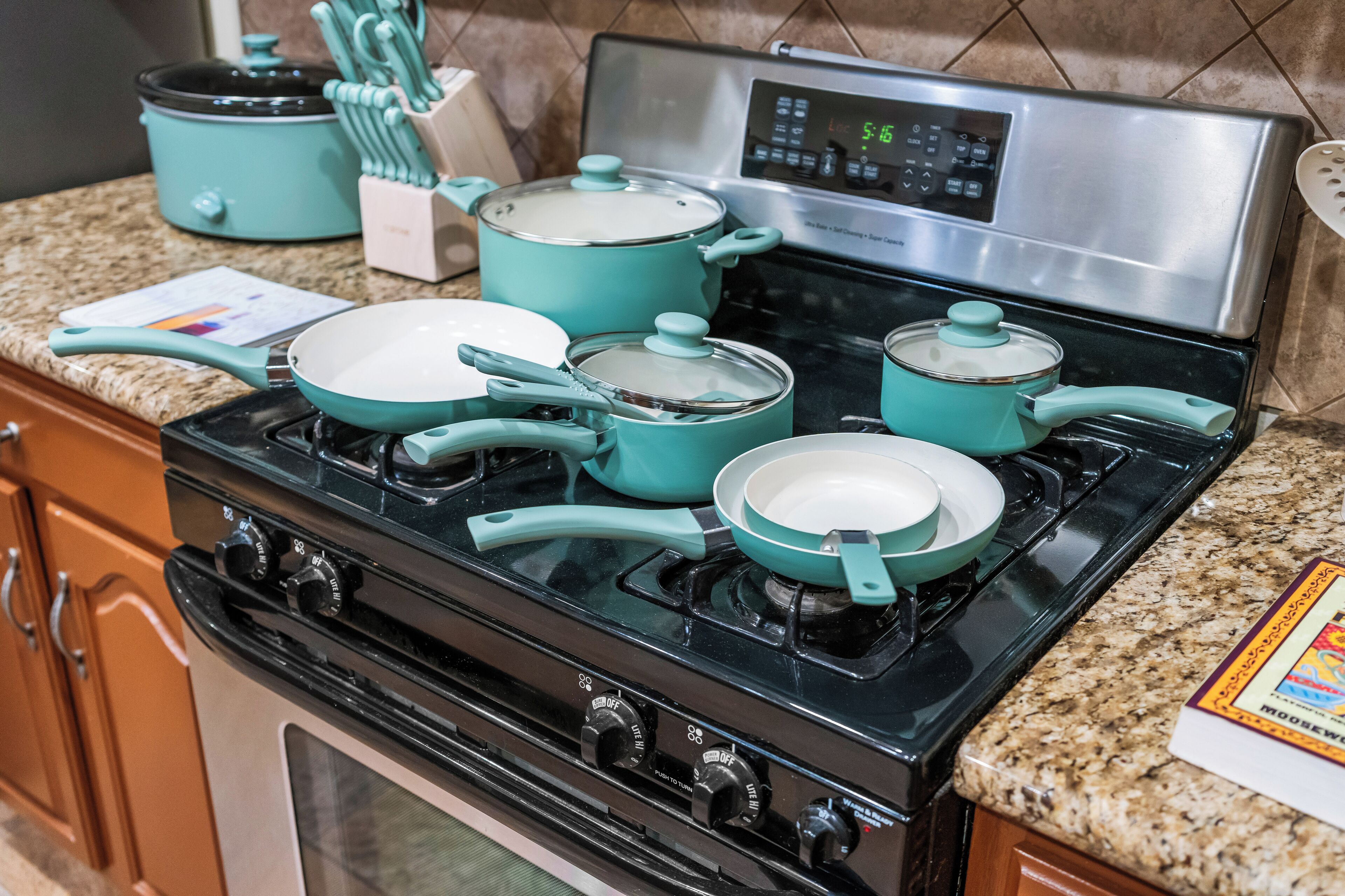 Réfrigérateur, four à micro-ondes, un four, surface de cuisson