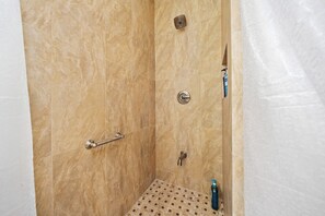 Eco-friendly toiletries, hair dryer, towels, soap - 2500 sqft 4-Bedroom House w/ Pool, Hot Tub, King Bed, Garage (El Cajon)