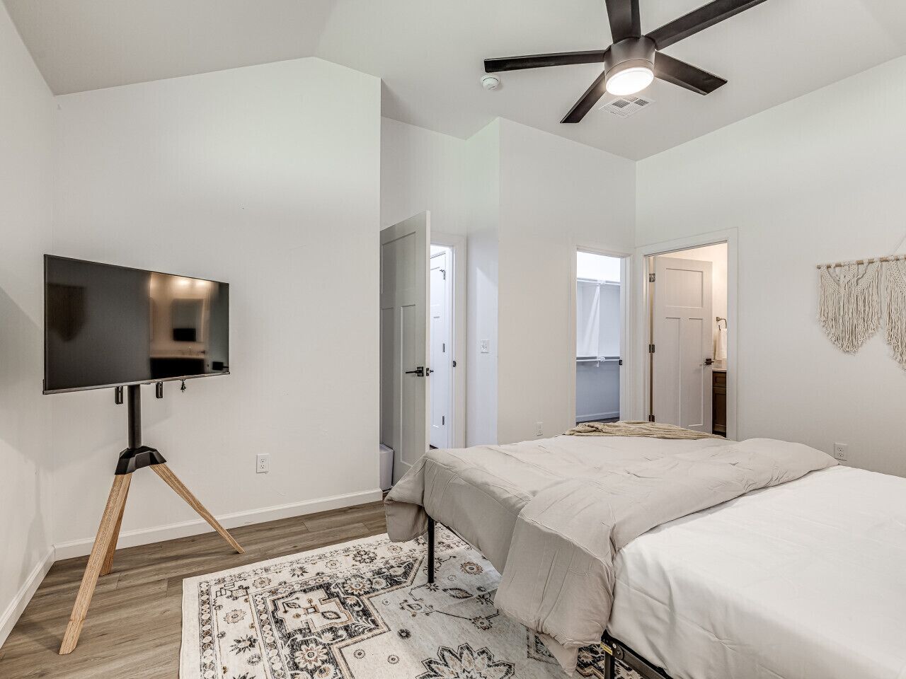 Een strijkplank/strijkijzer, wifi, beddengoed