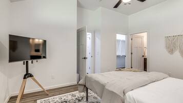 Een strijkplank/strijkijzer, wifi, beddengoed