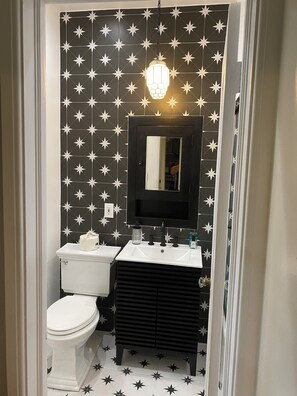 Haartrockner, Handtücher, Seife, Toilettenpapier