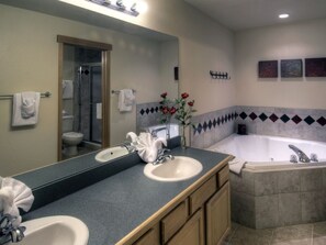 Een bubbelbad, een haardroger, handdoeken, zeep