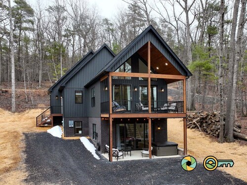 Ridge & Water | Pool table, hot tub, fire pit!