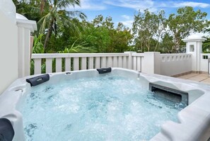Outdoor spa tub - Belle Escapes 6131-6132 Peppers 3-bedroom Spa Penthouse (Palm Cove)