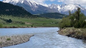 A river flowing through a valley with snow-capped mountains in the background. - Rustic 1-bedroom studio in Emigrant near Yellowstone N.P. and Chico Hot Springs (Emigrant)