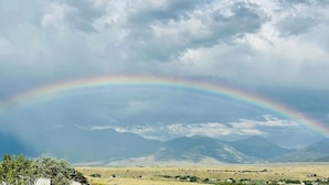 A landscape with a rainbow, mountains, and a clear sky. - Rustic 1-bedroom studio in Emigrant near Yellowstone N.P. and Chico Hot Springs (Emigrant)