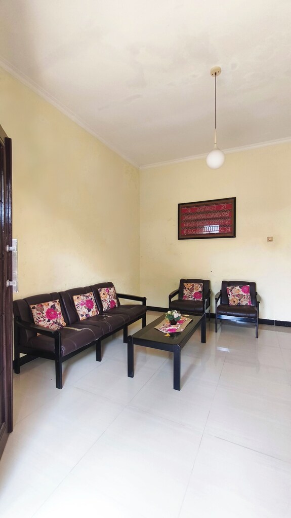 Homely Guest House Tegal - Brebes