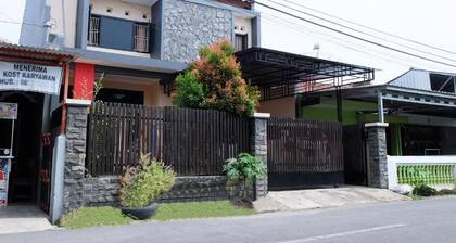 Hunian rumah 2 lantai yang terletak di pusat kota, strategis dan terjangkau.