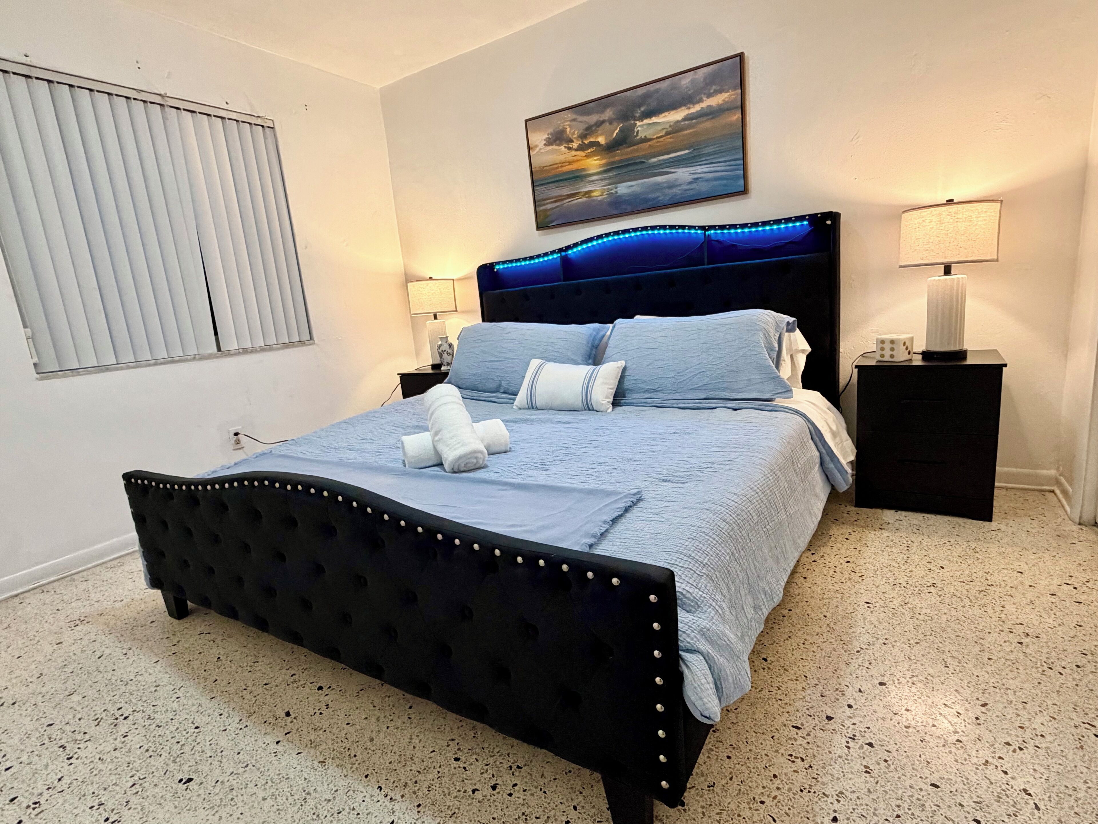 Silitysrauta/-lauta, Wi-Fi, vuodevaatteet