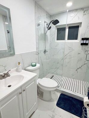 Shower, hair dryer, towels, soap - Family Home in the Heart of Miami (Miami)