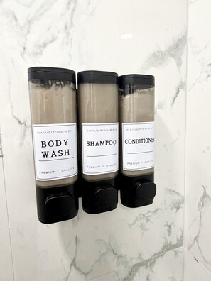 Douche, sèche-cheveux, serviettes fournies, savon