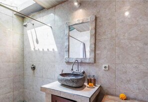 Nhà, 2 phòng ngủ, ban công | Phòng tắm