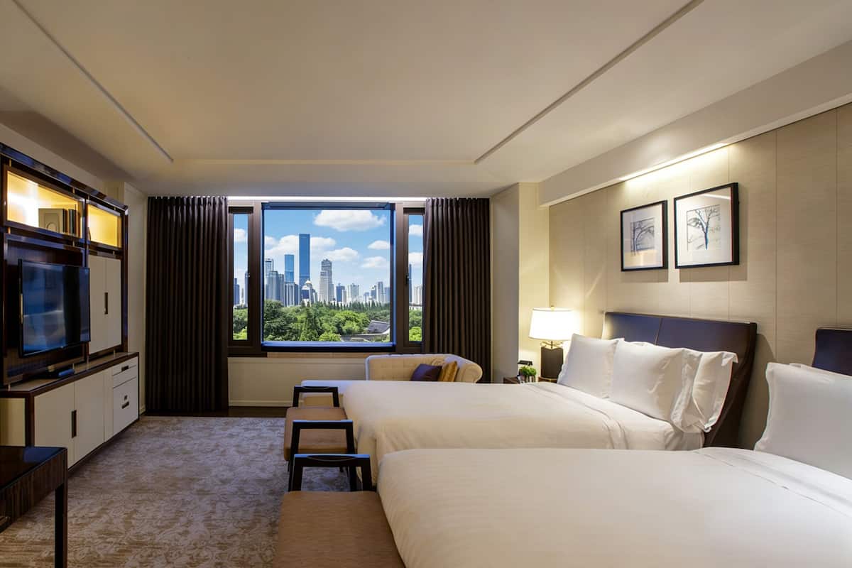 City Oda | Odada kasa, masa, dizüstü bilgisayar çalışma alanı, ses yalıtımı