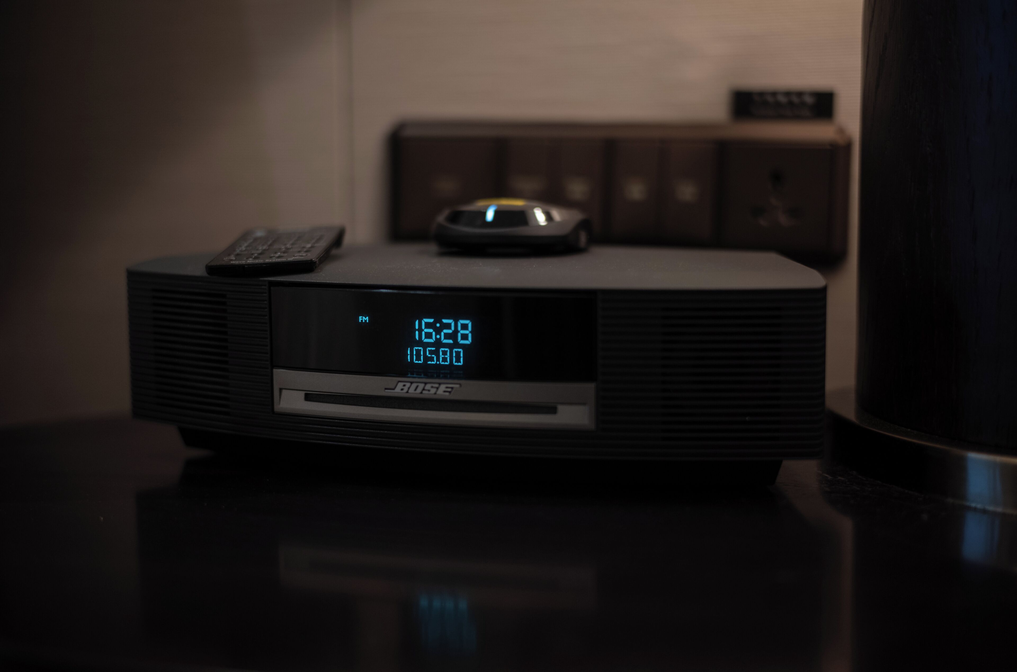 Un altavoz Bose con pantalla digital sobre una mesa.