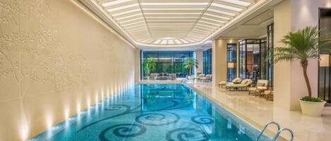 Una piscina cubierta