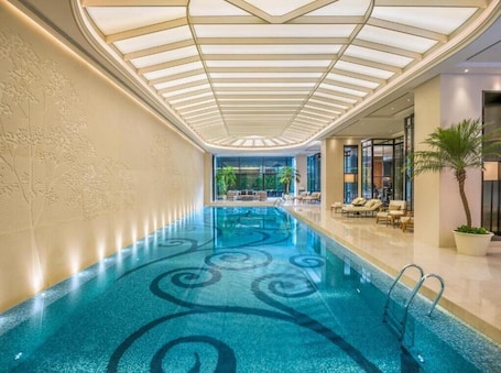 Una piscina cubierta. The Grand Mansion Hotel