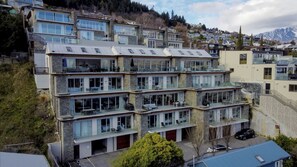 Exterior - Catalina Apt 1 - amazing views and walk to town (Queenstown)